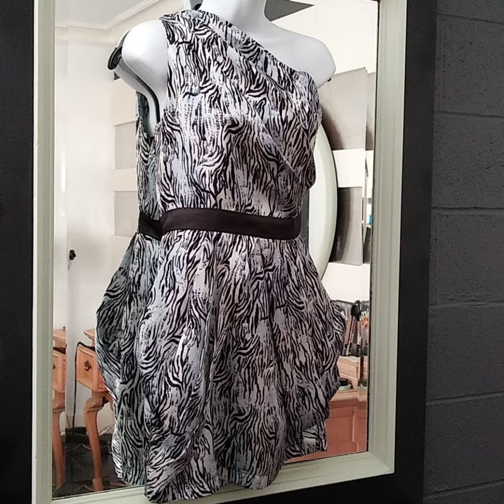 One shoulder tuxedo pleated mini dress - Picture 2 of 6